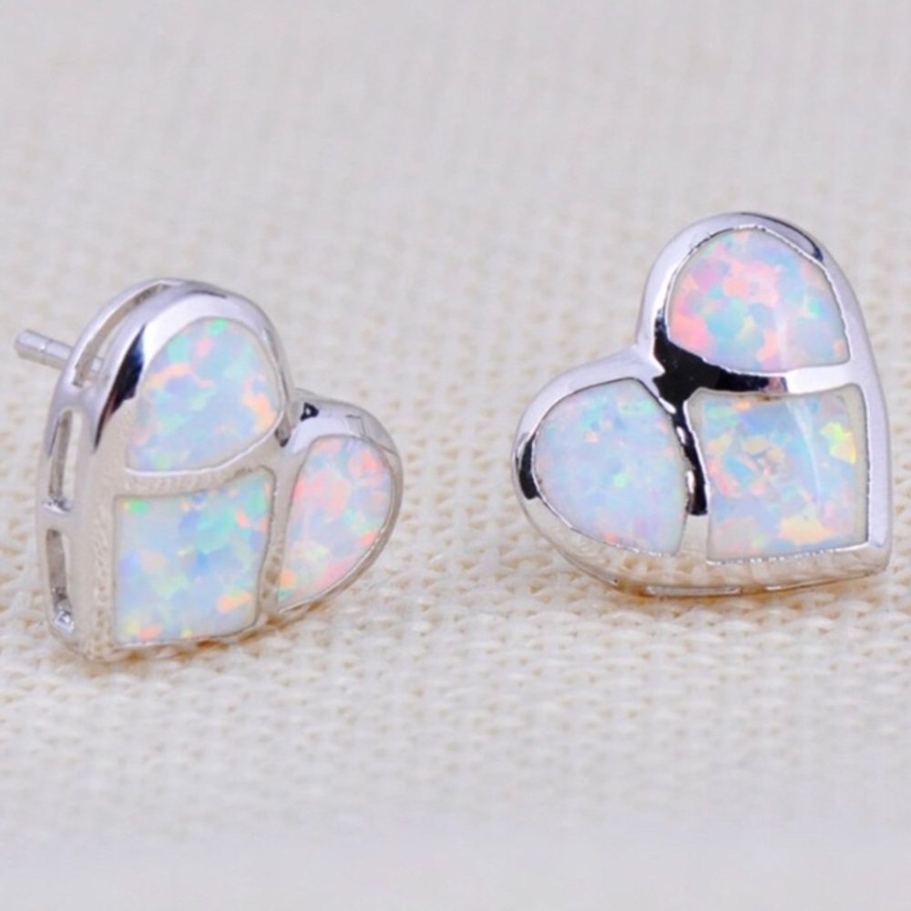 BRAND NEW.925S WHITE FIRE OPAL 💙 STUD EARRINGS